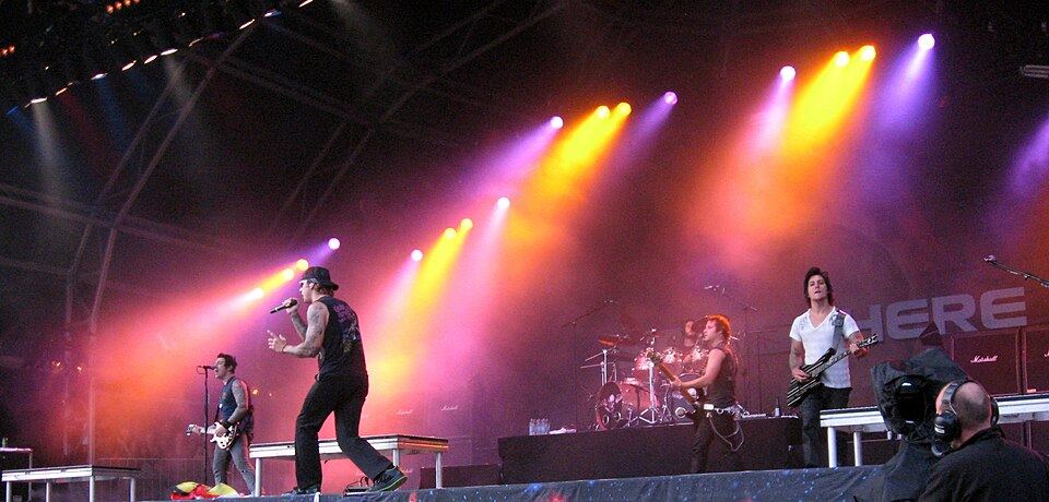 Avenged Sevenfold ao vivo em festival em 2009, com a banda completa no palco