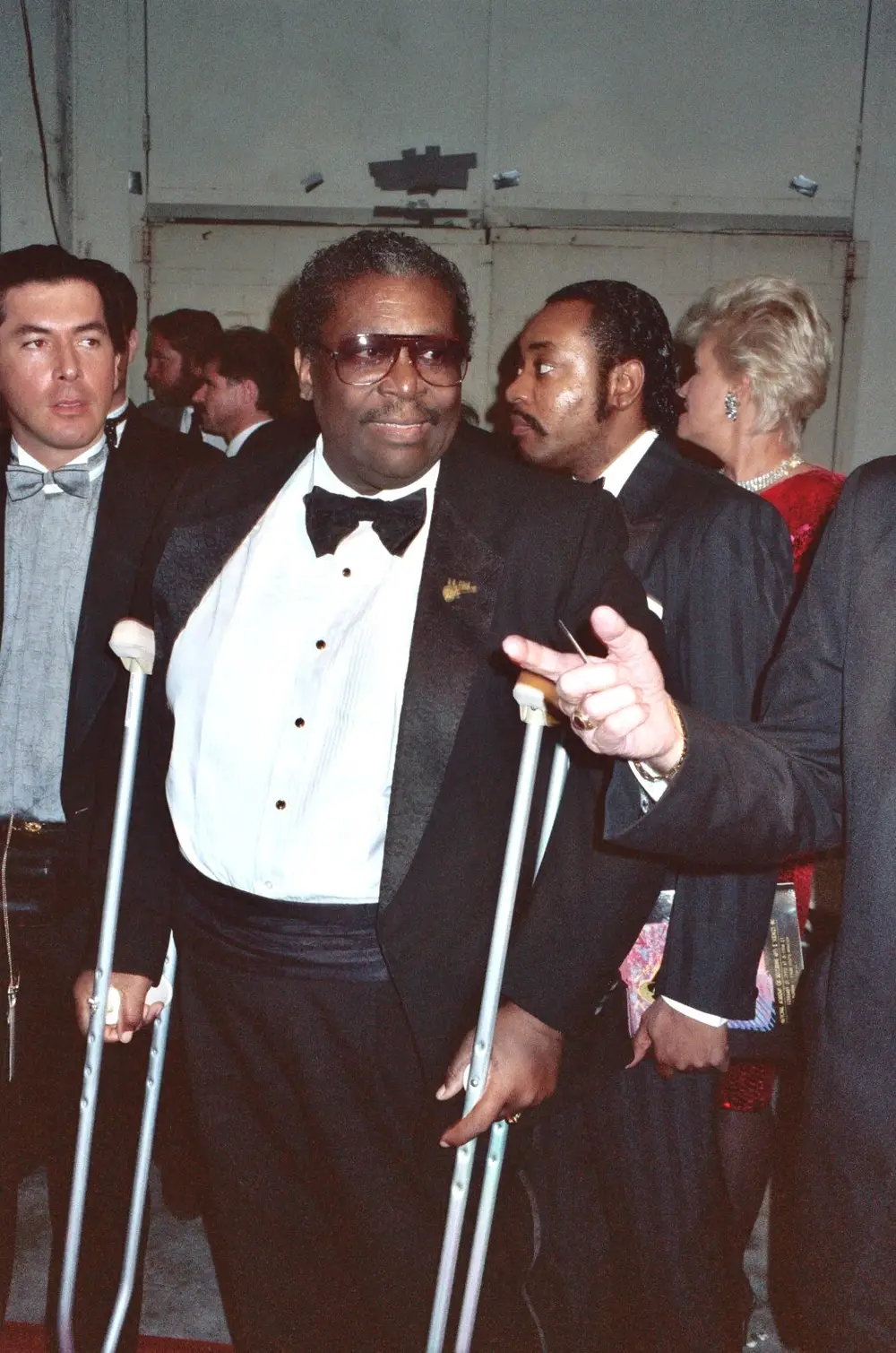 B.B. King de smoking e óculos escuros, retrato em evento nos anos 1980