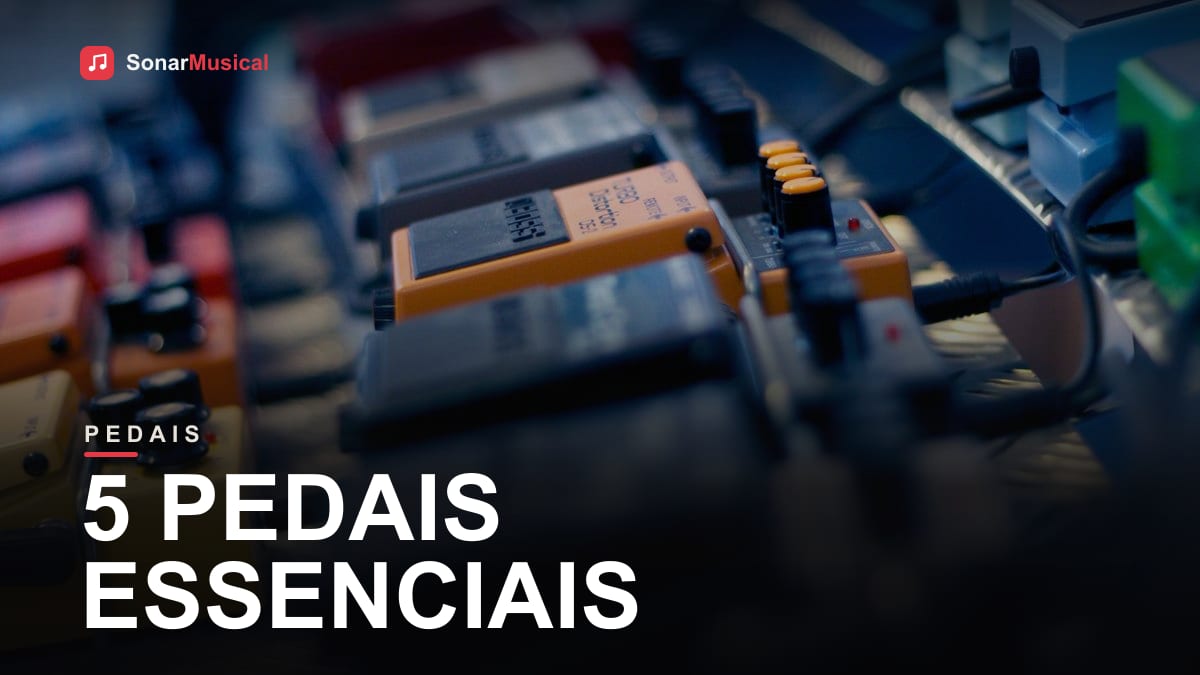 Pedalboard com pedais coloridos conectados em série no chão do estúdio