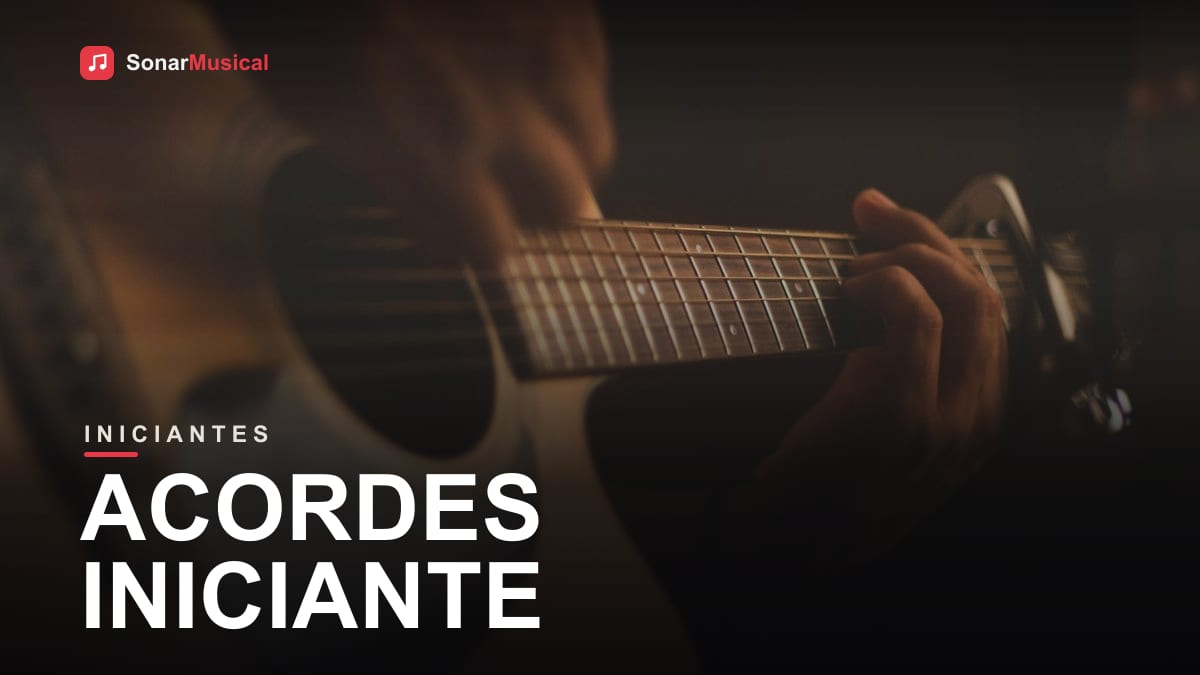 Mãos de iniciante formando um acorde no braço de uma guitarra, dedos pressionando as cordas