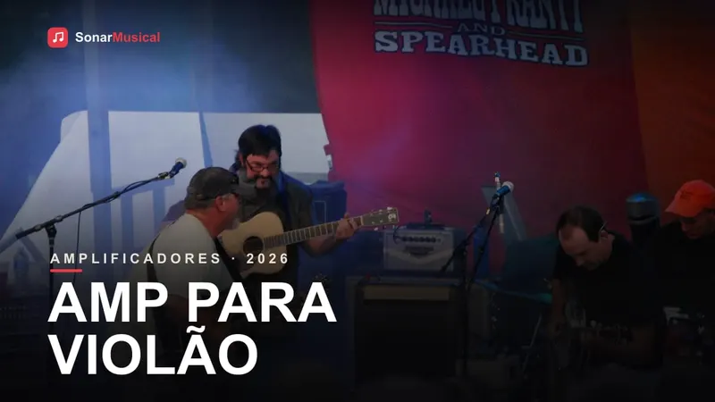 Músico tocando violão no palco com microfone e amplificação