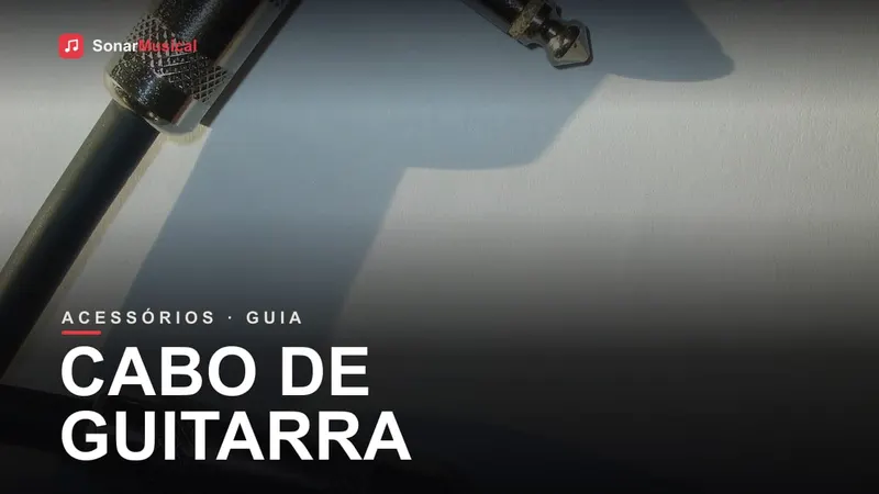 Dois conectores P10 de cabo de guitarra, um reto e um em L (angular), sobre fundo claro