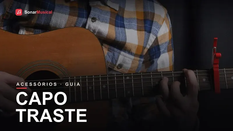 Capotraste de gatilho preso no braço de um violão