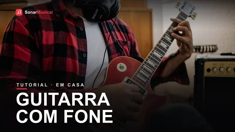 Guitarrista tocando guitarra elétrica em casa usando fone de ouvido