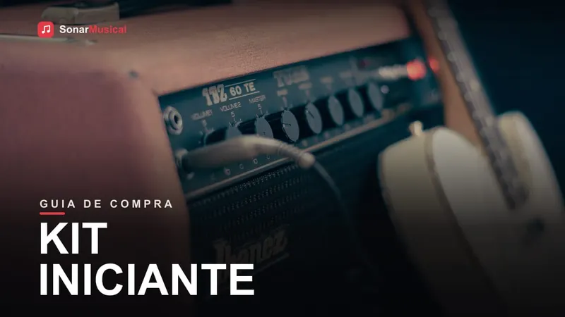 Guitarra elétrica iniciante ao lado de amplificador de prática, cabo e afinador sobre o chão