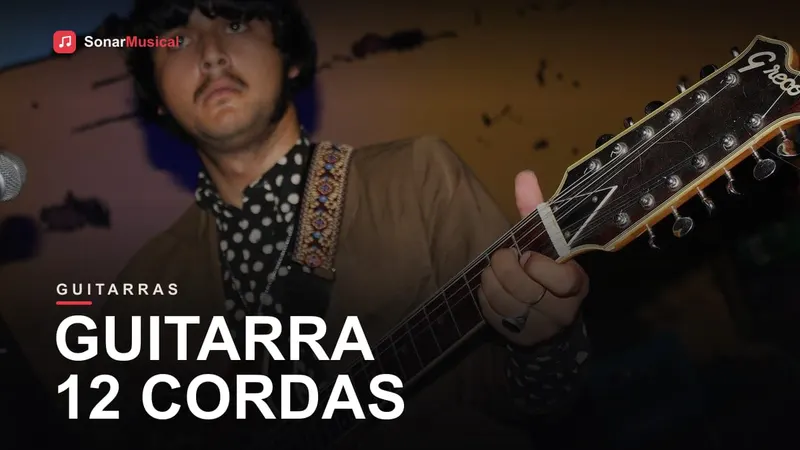 Tarraxas e cordas presas na cabeça de um instrumento, com as cordas duplicadas em pares