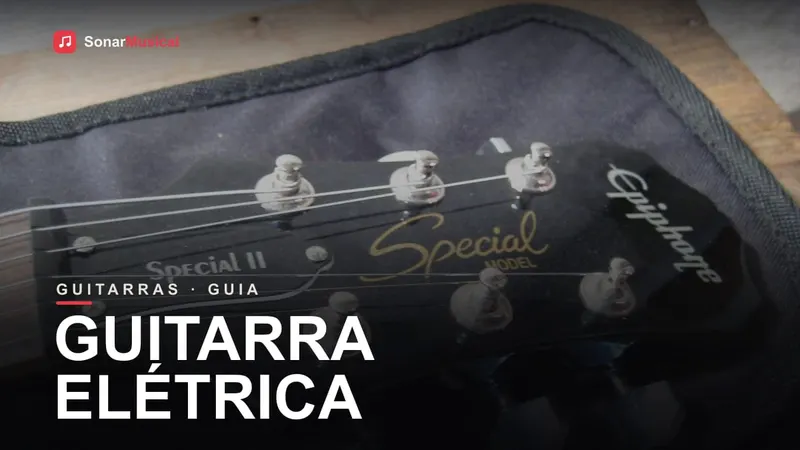 Guitarra elétrica apoiada em um amplificador, em ambiente de estúdio
