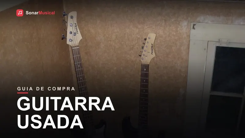 Fileira de guitarras elétricas em exibição em uma loja de instrumentos musicais
