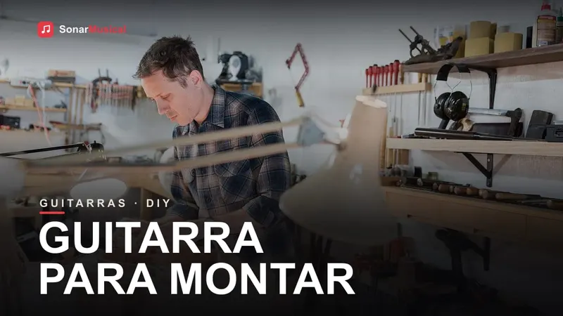 Luthier trabalhando em uma guitarra na oficina