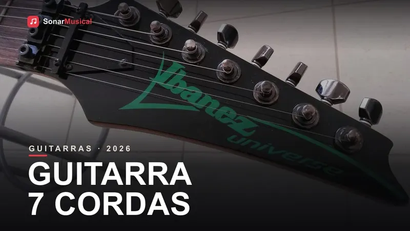 Guitarra de 7 cordas Ibanez preta em fundo escuro com iluminação de palco