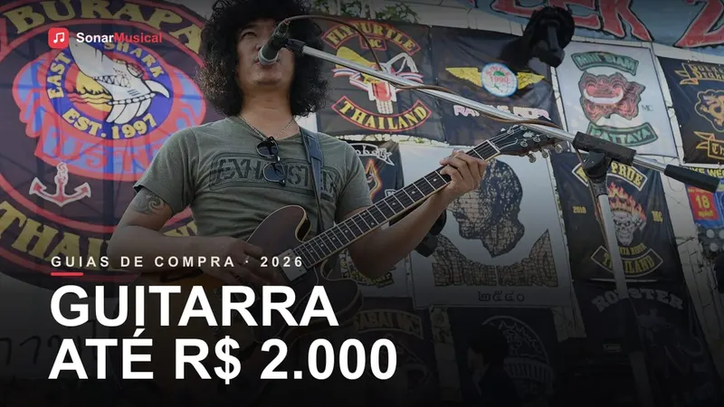 Guitarrista tocando guitarra elétrica sunburst em um palco