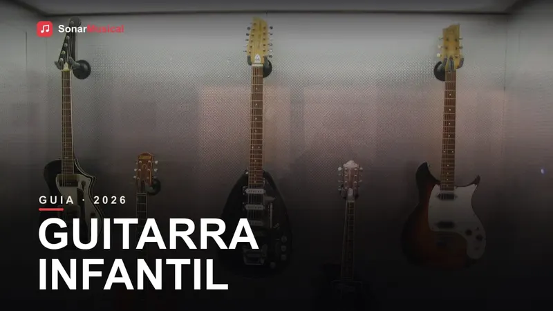 Guitarra elétrica de tamanho reduzido apoiada em suporte ao lado de amplificador pequeno