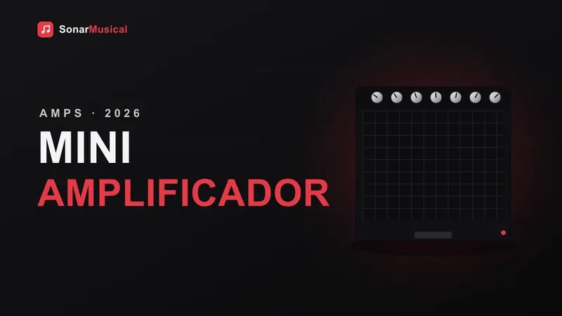 Mini amplificador de guitarra compacto sobre mesa de madeira ao lado de cabo P10