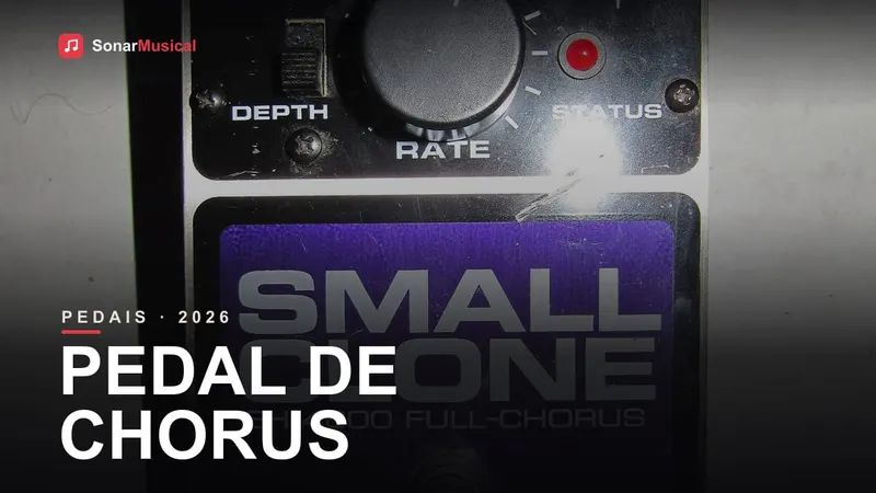 Pedal de chorus Electro-Harmonix Small Clone com os controles de depth e rate