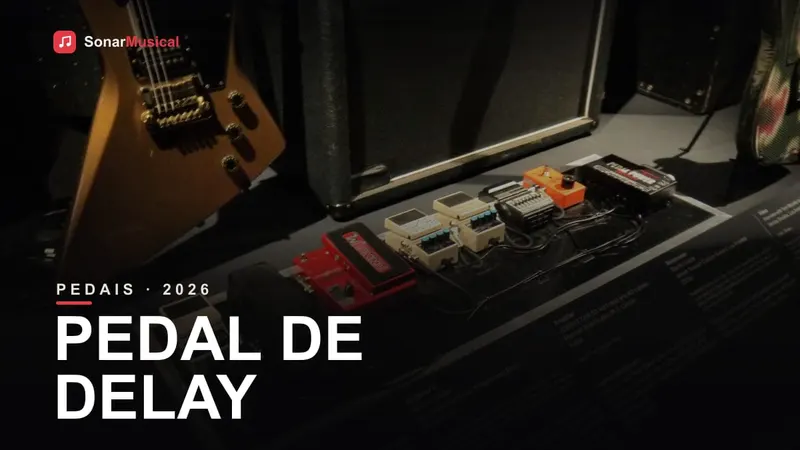 Pedais de efeito de guitarra, incluindo dois delays digitais Boss