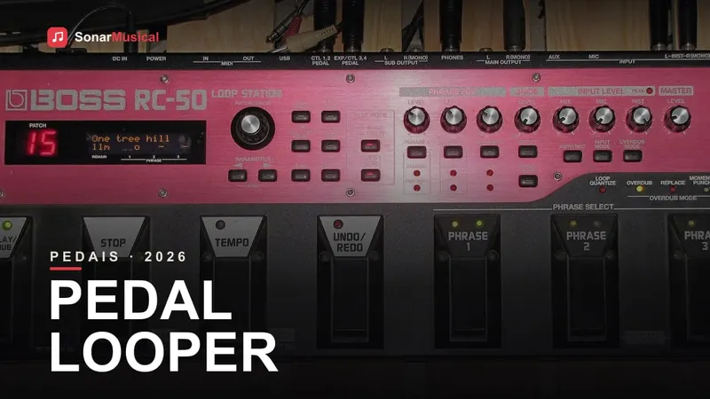 Pedal looper Boss RC-50 Loop Station com visor e vários footswitches