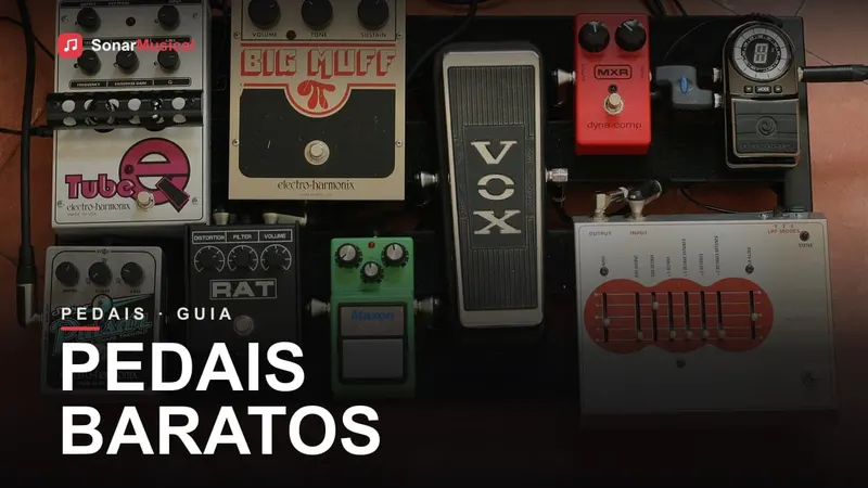 Pedalboard com vários pedais de efeito para guitarra