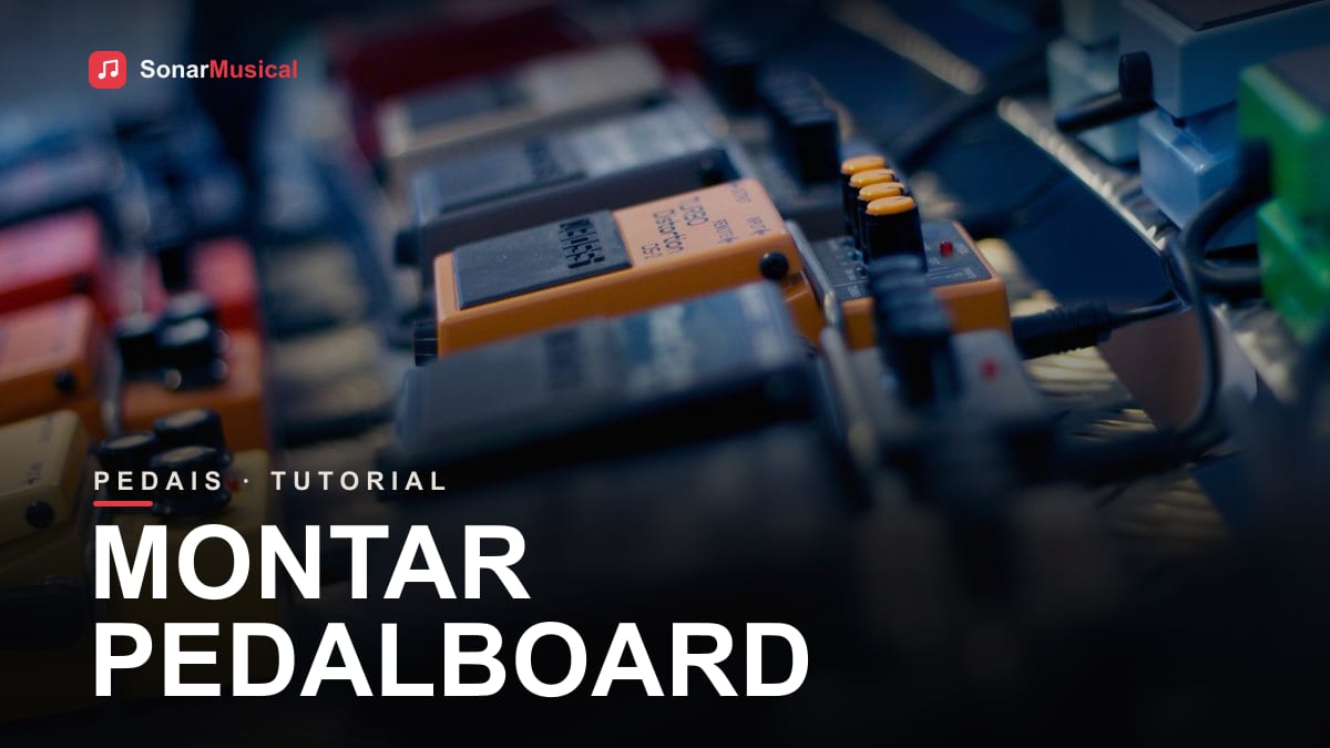 Pedalboard com múltiplos pedais de efeito organizados e com cabos