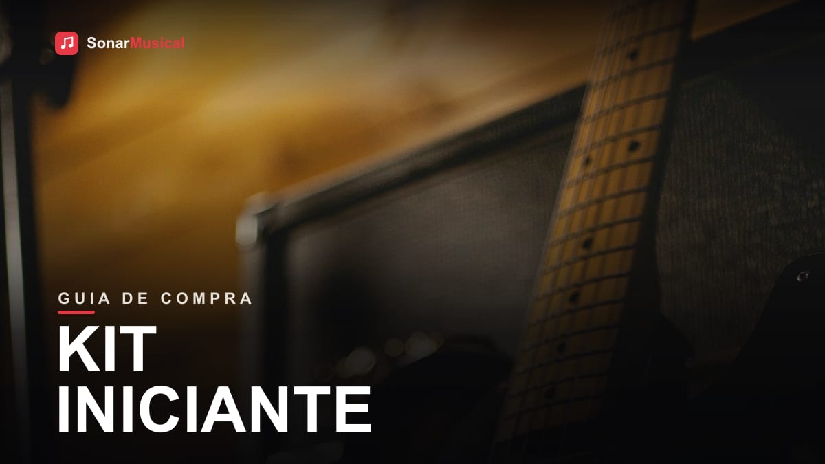 Guitarra elétrica iniciante ao lado de amplificador de prática, cabo e afinador sobre o chão
