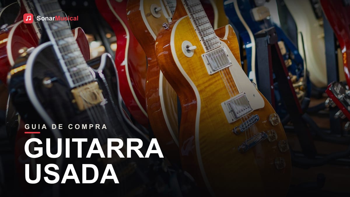 Fileira de guitarras elétricas em exibição em uma loja de instrumentos musicais