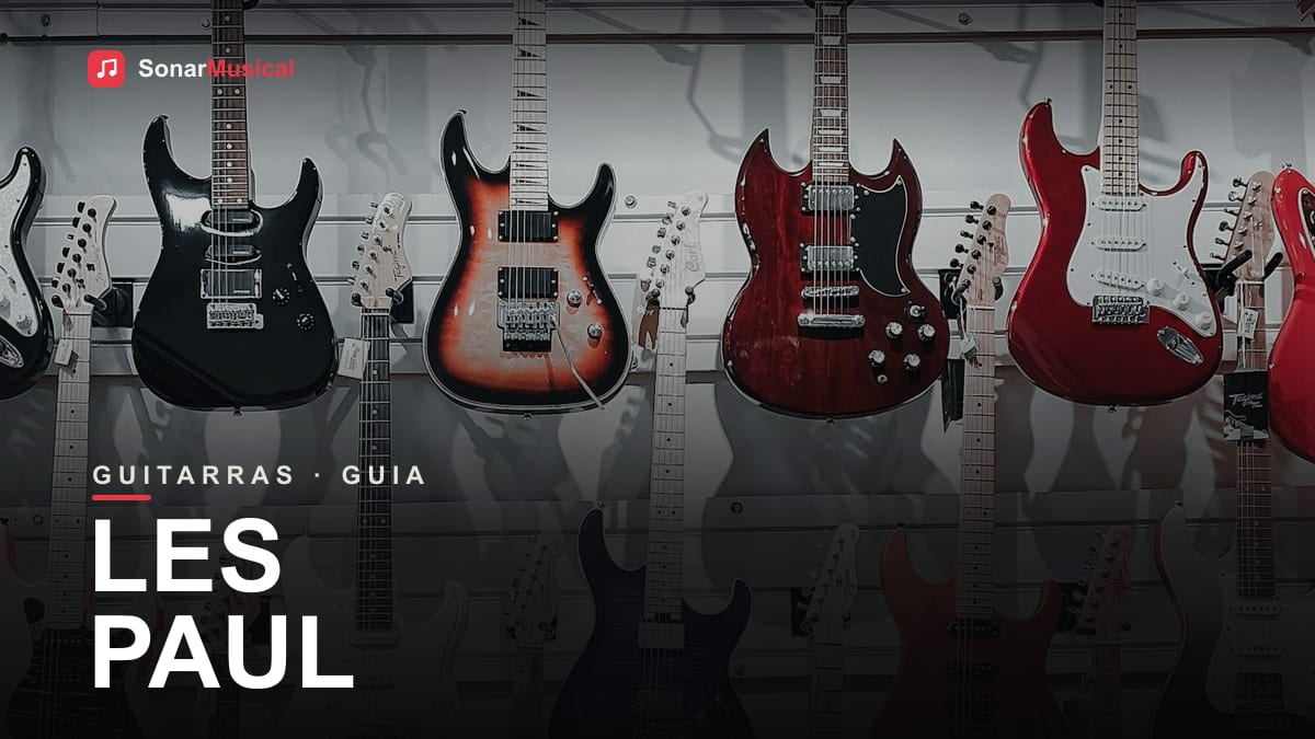Guitarras elétricas de corpo sólido penduradas na parede de uma loja de instrumentos