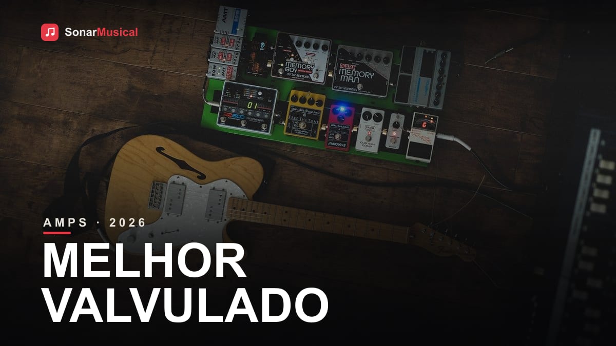 Amplificador valvulado de guitarra com válvulas acesas visíveis pela grade traseira