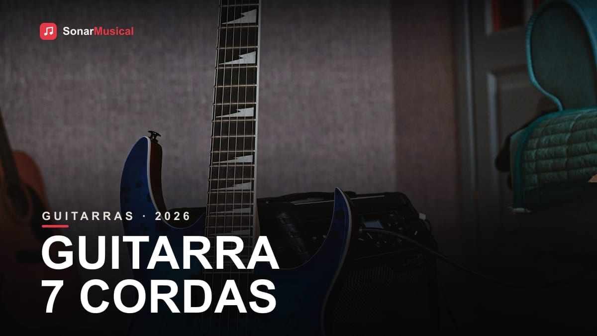 Guitarra de 7 cordas Ibanez preta em fundo escuro com iluminação de palco