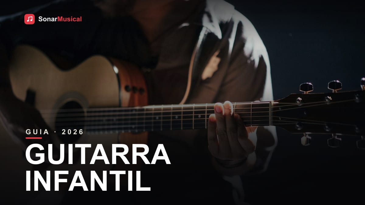 Guitarra elétrica de tamanho reduzido apoiada em suporte ao lado de amplificador pequeno