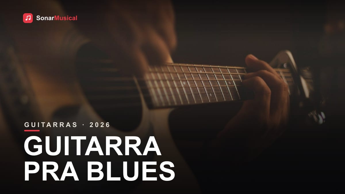 Guitarrista tocando blues em performance artística em preto e branco