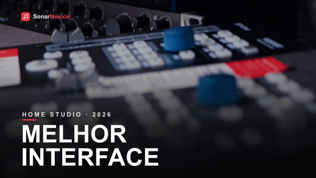 Setup de home studio com interface de áudio, monitores e guitarra