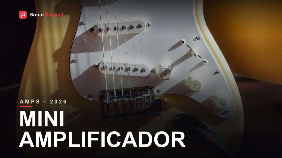 Mini amplificador de guitarra compacto sobre mesa de madeira ao lado de cabo P10