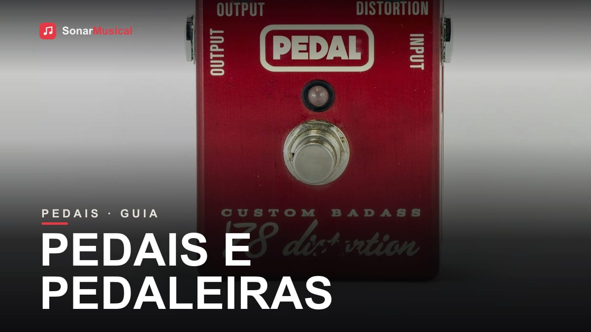 Pedais de guitarra coloridos conectados sobre um pedalboard