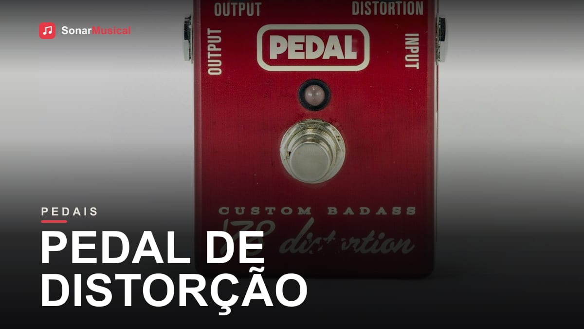 Pedal de distorção para guitarra nas cores vermelho, branco e preto sobre um pedalboard