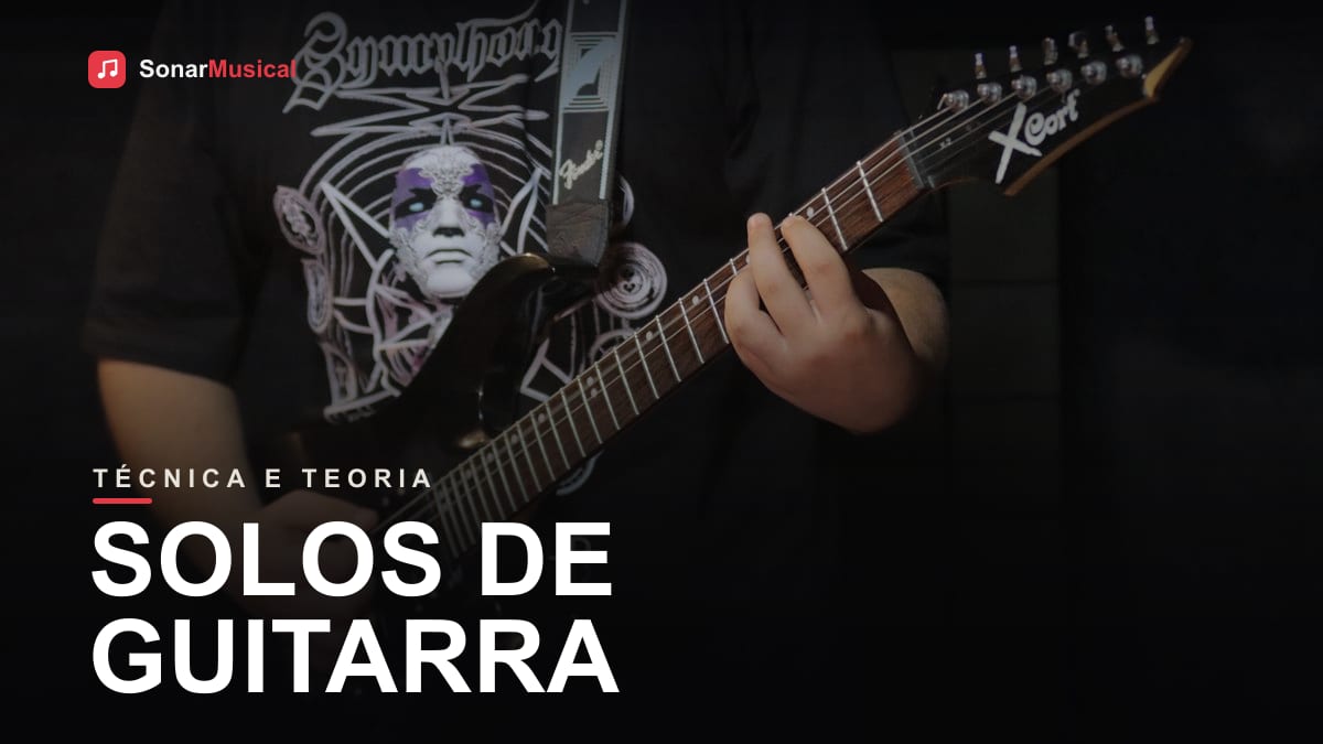 Mãos de um guitarrista tocando um solo no braço de uma guitarra elétrica preta
