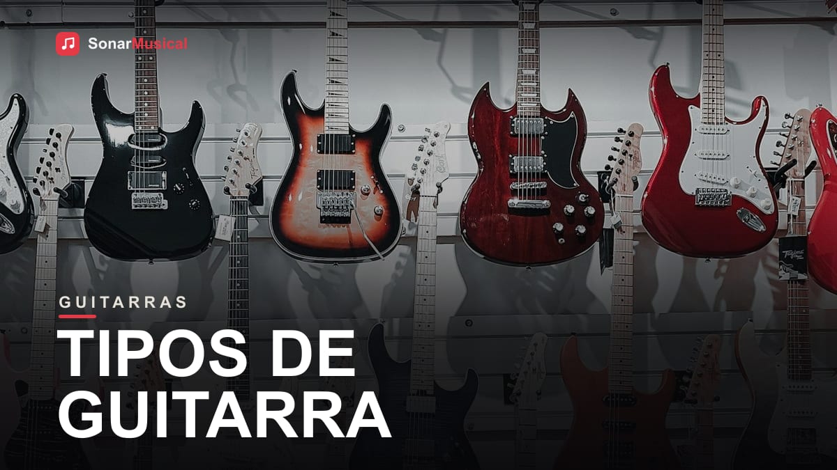 Diversas guitarras elétricas de formatos diferentes penduradas em uma parede de loja