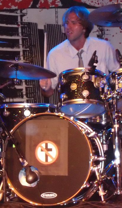 Brooks Wackerman tocando bateria ao vivo em 2007, na época do Bad Religion