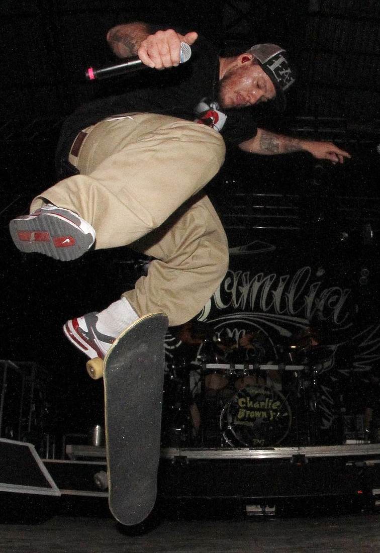 Chorão em cima do skate com o microfone durante show do Charlie Brown Jr.