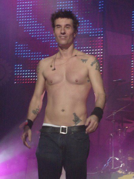 Dinho Ouro Preto cantando ao vivo em show do Capital Inicial