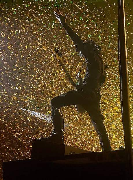 Nameless Ghoul do Ghost mascarado tocando ao vivo sob chuva de confete