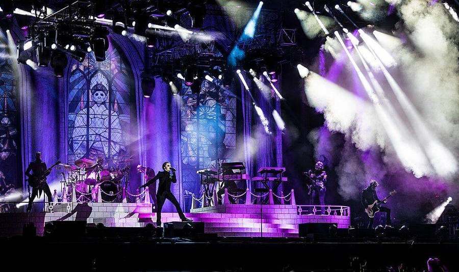 Ghost ao vivo no Wacken Open Air 2018, com cenário de catedral e vitrais no palco