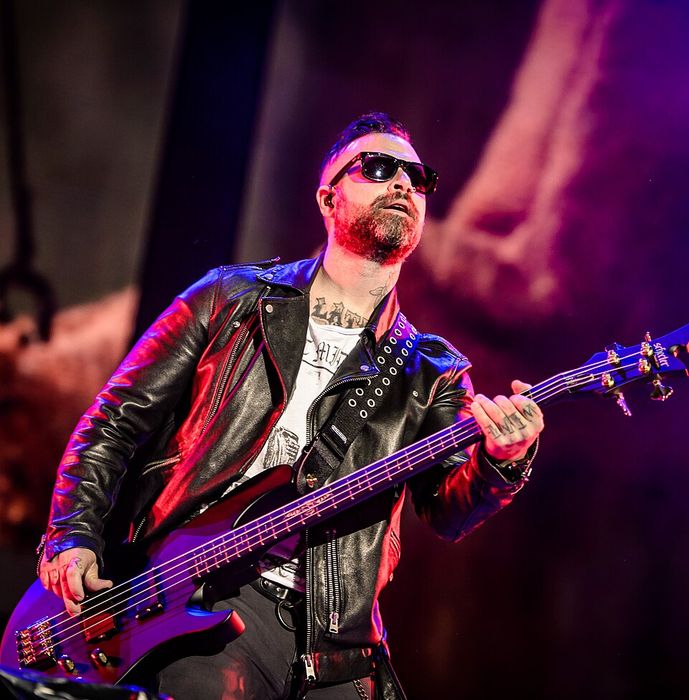 Johnny Christ tocando baixo ao vivo em 2018