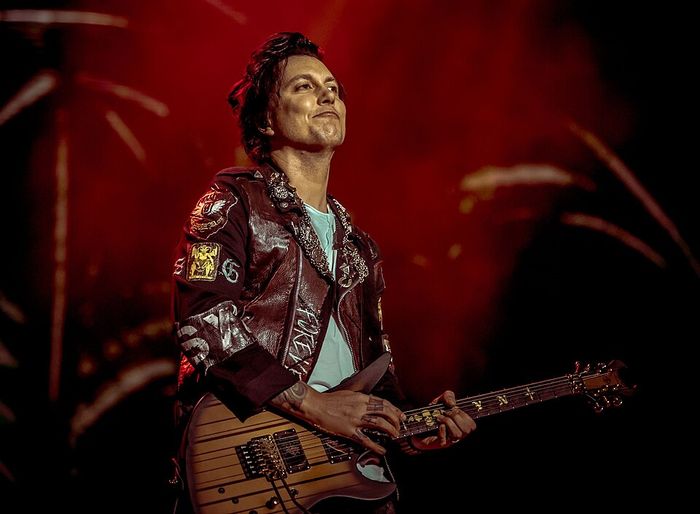 Synyster Gates tocando guitarra ao vivo com sua Schecter signature