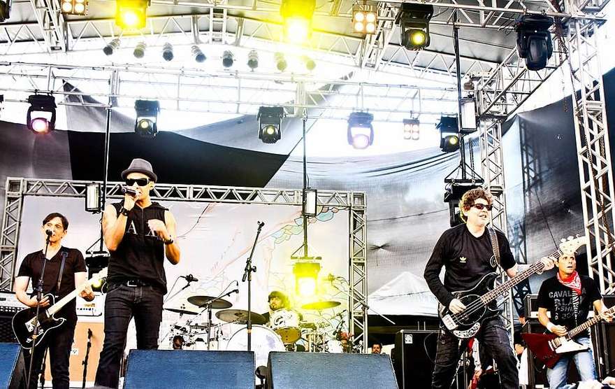 Titãs se apresentando ao vivo em 2012, com a banda completa no palco