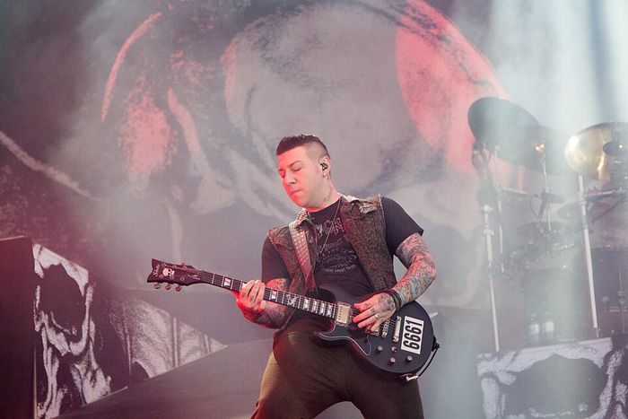 Zacky Vengeance tocando guitarra ao vivo no festival Nova Rock 2014